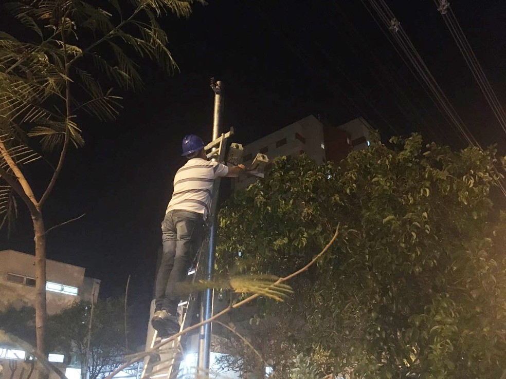 Empresa retira radares de Presidente Prudente (Foto: Stephanie Fonseca/G1)