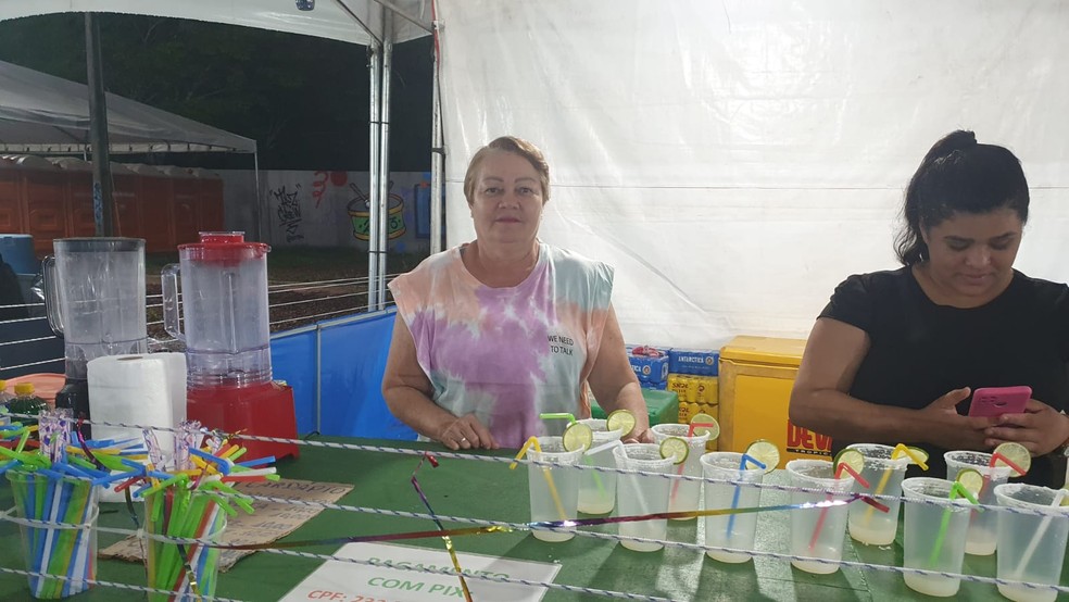 Osangela de Amorim é empreendedora e apostou na venda de bebidas durante o Carnaval — Foto: Iryá Rodrigues/g1 Acre