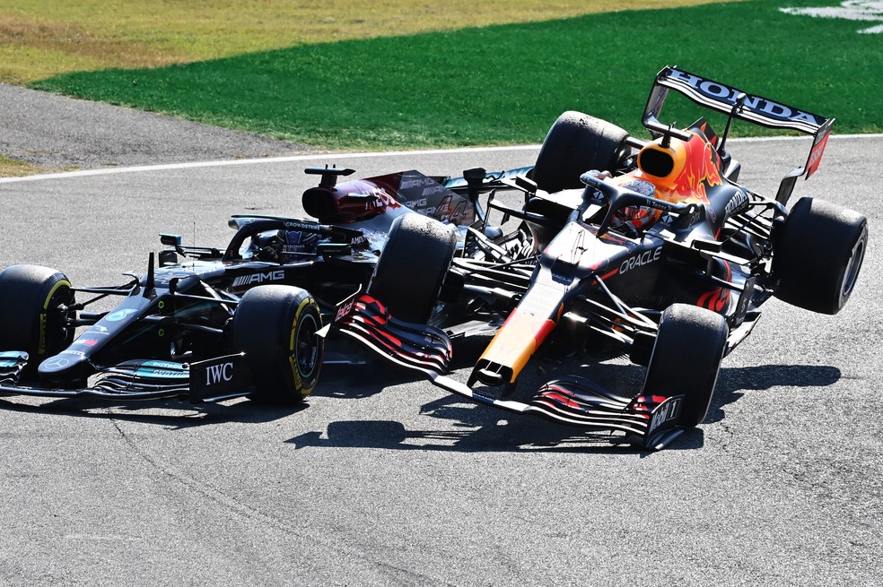 Carro de Max Verstappen decola após o holandês tocar Lewis Hamilton na Variante del Rettifilo — Foto: Peter Van Egmond/Getty Images