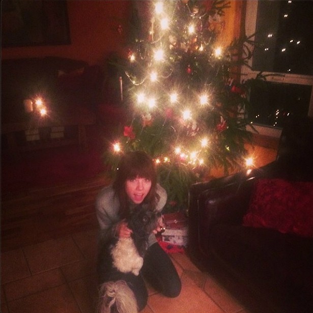 A cantora Carly Rae Jepsen parece ansiosa pela chegada do Papai Noel, você não acha? (Foto: Instagram)