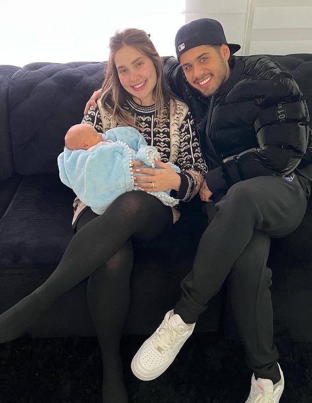 Virginia Fonseca e Zé Felipe conhecem afilhada, filha de Samara Pink e Thiago Stabile (Foto: Reprodução/Instagram)