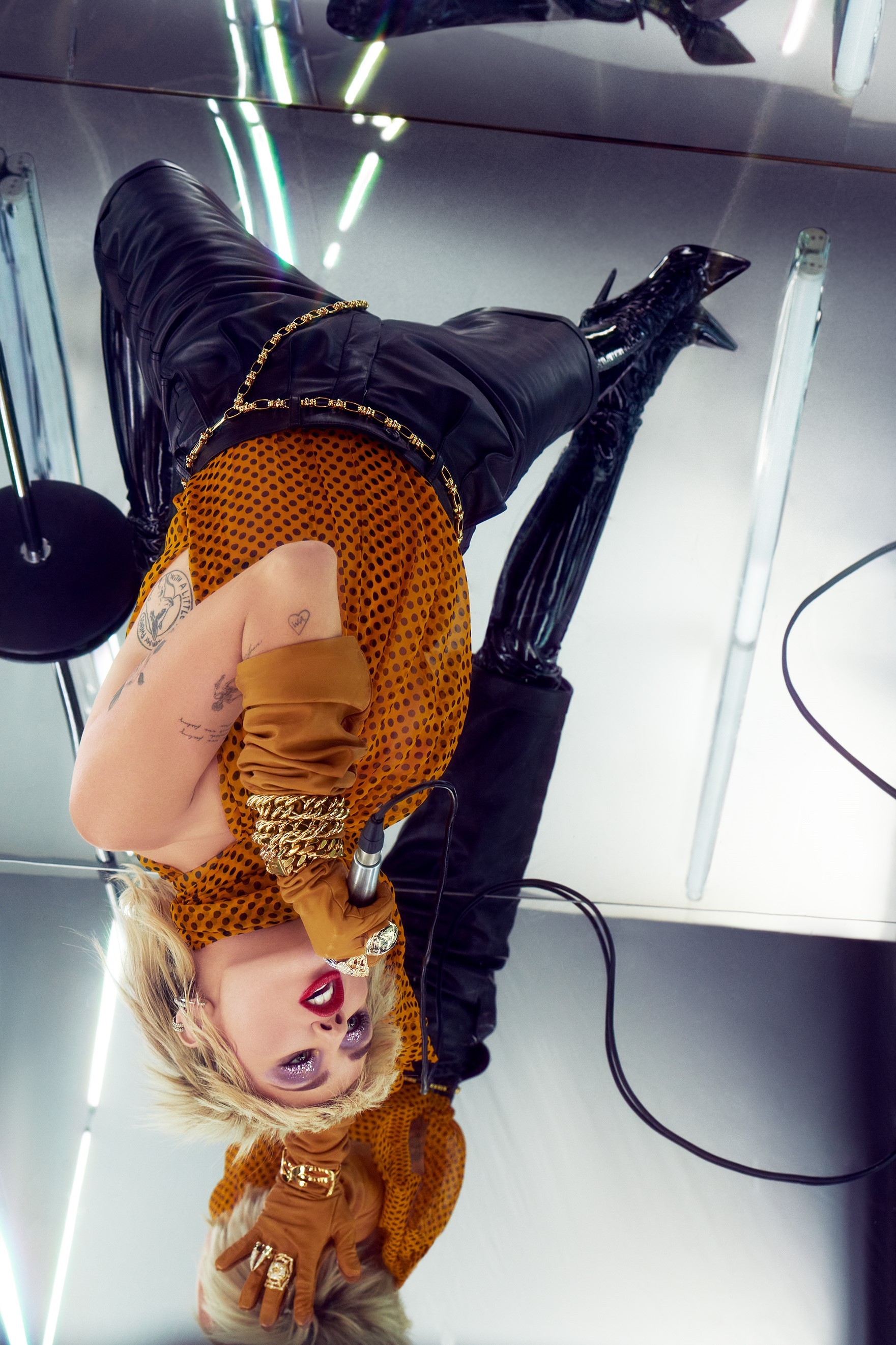 Miley Cyrus de Saint Laurent (Foto: Divulgação)