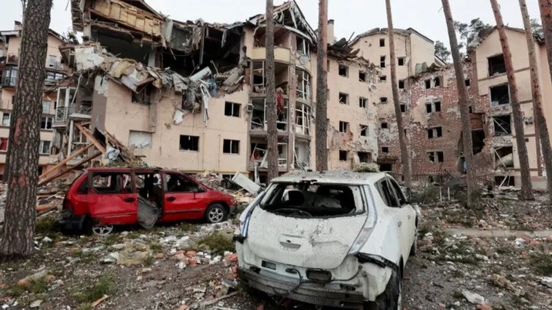 Em Irpin, perto de Kiev, edifícios residenciais foram destruídos (Foto: Reuters via BBC)