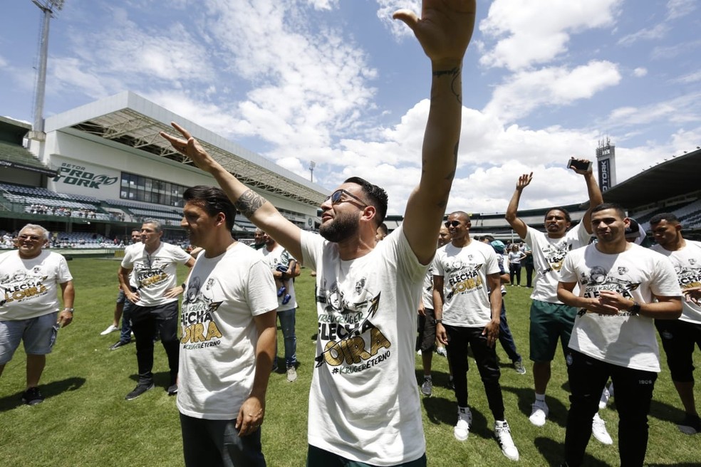 Olha a festa! Jogadores do Coritiba chegam no Couto Pereira para comemorar o acesso  — Foto: André Rodrigues/Gazeta do Povo