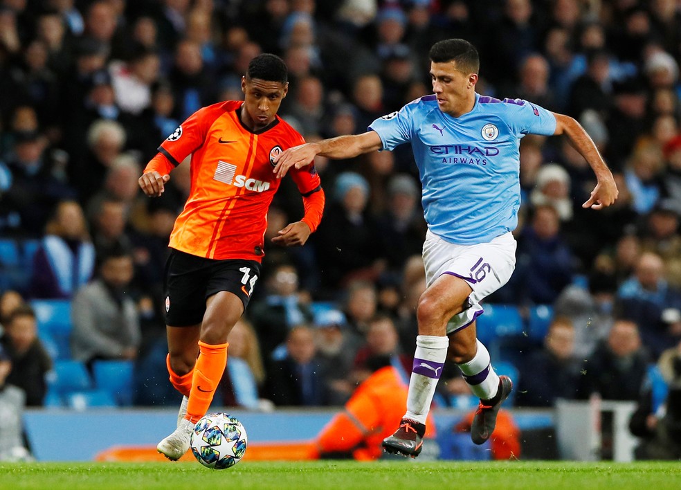 Tetê, atacante do Shakhtar Donetsk, contra o Manchester City  — Foto: Jason Cairnduff / Reuters 