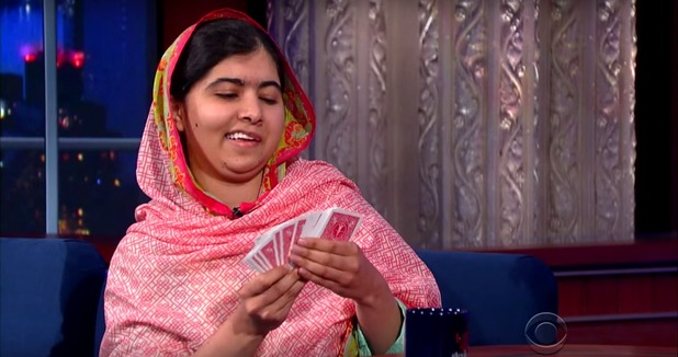 Malala faz mágica com cartas no programa “The Late Show” (Foto: Reprodução Vimeo)