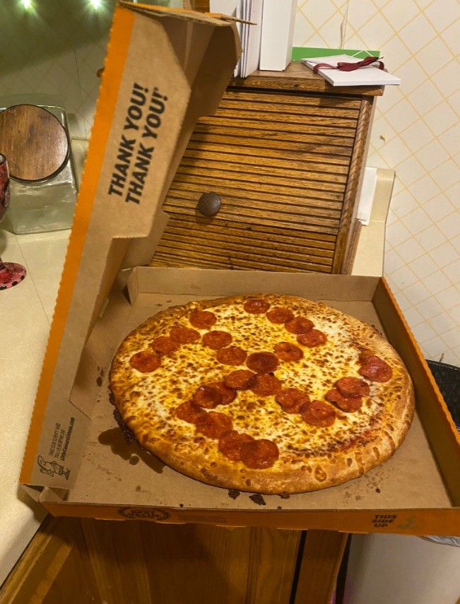 Nos EUA, casal encontra suástica feita de pepperone em pizza (Foto: reprodução/twitter)