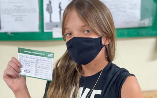 Rafaella Justus, 12 anos, toma primeira dose de vacina contra a Covid-19
