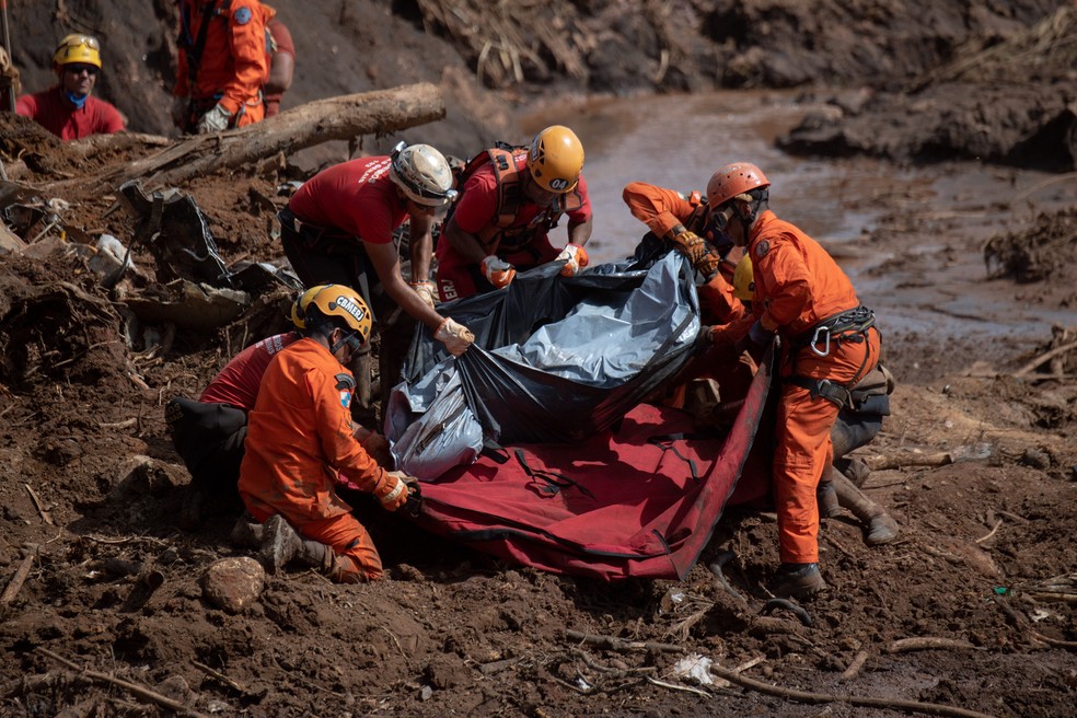 Bombeiros retiram o corpo de uma das vítimas do rompimento da barragem em Brumadinho (MG) — Foto: Mauro Pimentel/AFP