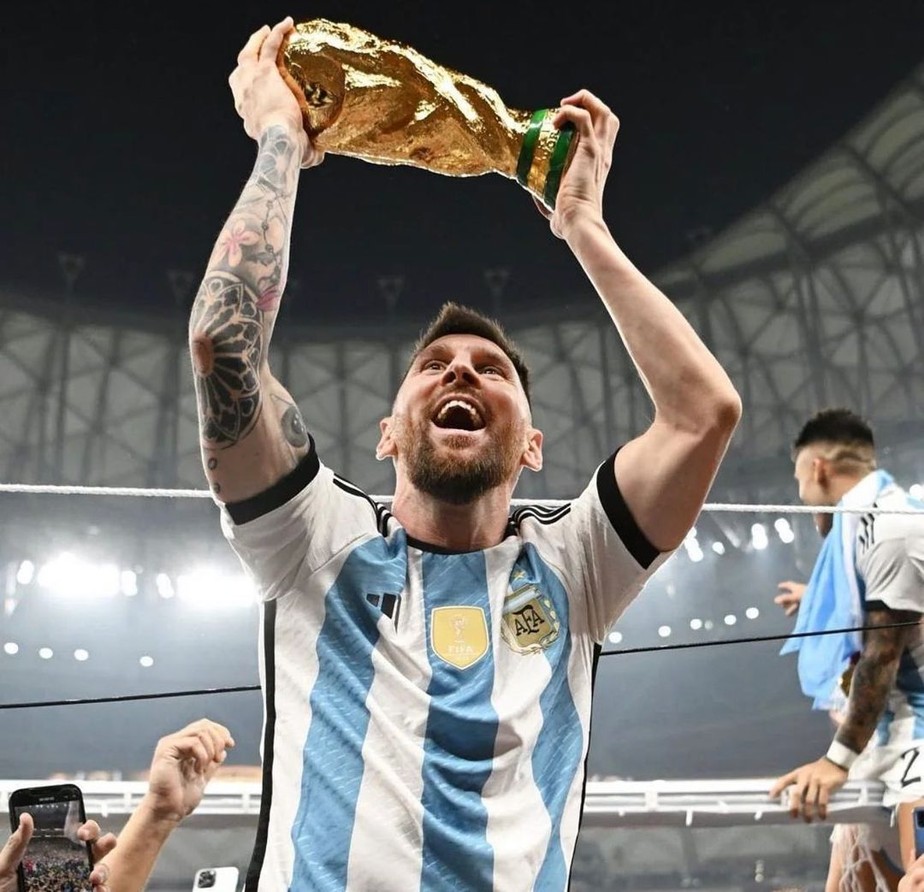 Lionel Messi erguendo a taça da Copa do Mundo do Catar