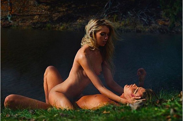 A modelo Stella Maxwell em ensaio inspirado em Adão e Eva (Foto: Instagram)