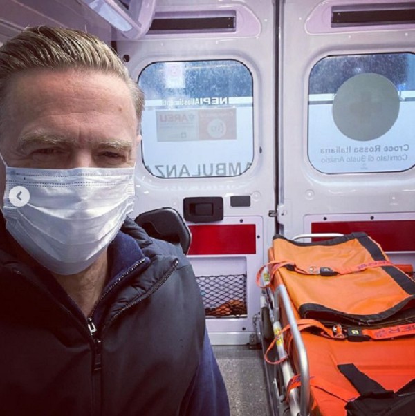 O músico Bryan Adams em uma ambulância em Milão, na Itália, após testar positivo para COVID-19 pela segunda vez em um mês (Foto: Instagram)