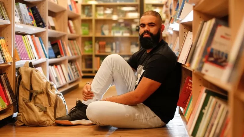 Brasileiro viaja pelo interior do país distribuindo livros a crianças