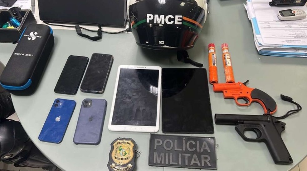 Foram recuperados quatro aparelhos celulares, dois tablets, duas pistolas de sinalização e dois sinalizadores. — Foto: Polícia Militar