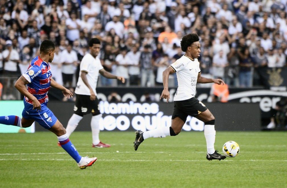 Willian avança com a bola em Corinthians x Fortaleza — Foto: Marcos Ribolli