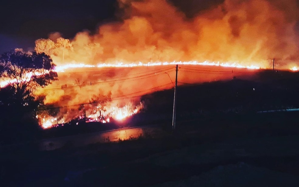 Foco de incêndio atinge duas vezes o mesmo local em Pouso Alegre, MG — Foto: Jaqueline Costa