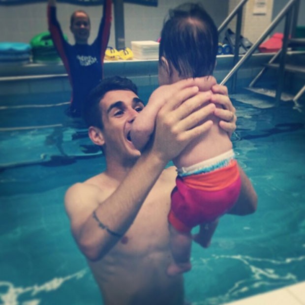 Oscar se diverte com a pequena Júlia em aula de natação (Foto: Reprodução/Instagram)