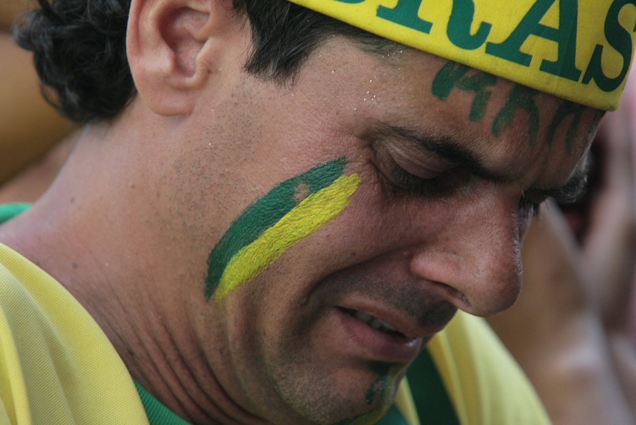 Torcedor brasileiro chora durante partida da Copa do Mundo