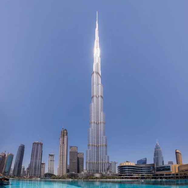 Burj Khalifa é o maior arranha-céu do mundo e teve seu nome alterado para homenagear xeque que governa Emirados Árabes Unidos até maio de 2022 (Foto: GETTY IMAGES via BBC)