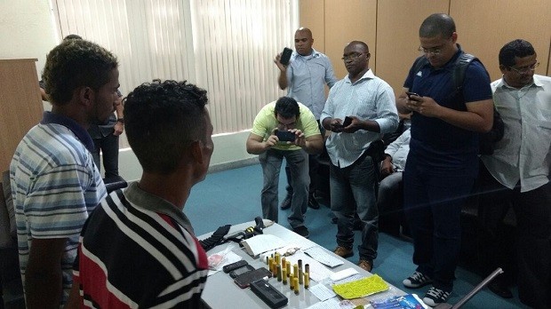 Suspeitos foram apresentados durante coletiva nesta terça-feira, em Maceió (Foto: Derek Gustavo/G1)