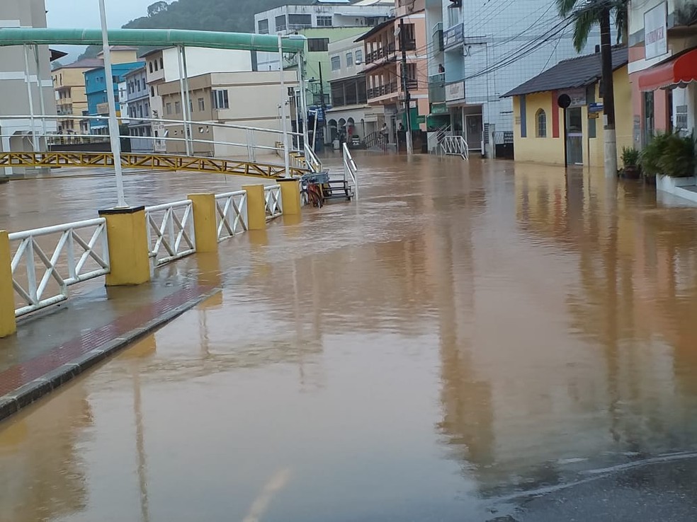 Cidade de Marechal Floriano, no Sul do Espírito Santo, ficou alagada na tarde deste sábado (25) — Foto: Reprodução/internauta