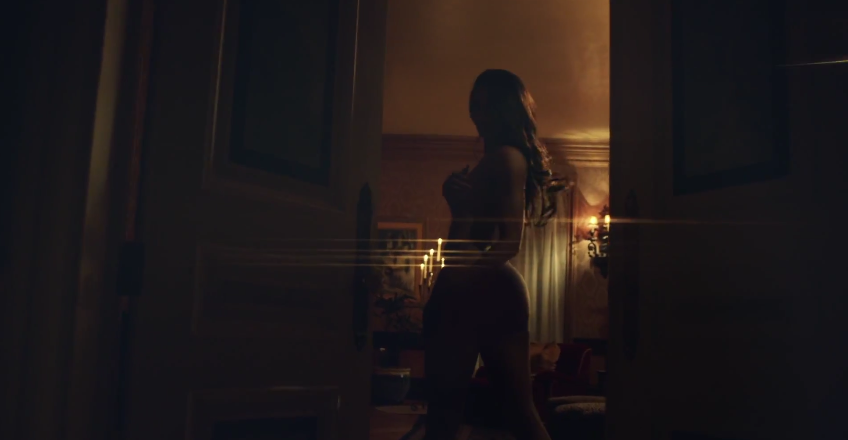 Ciara faz strip-tease em 