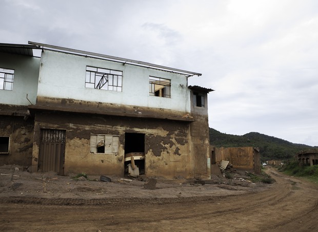 A esquina mostra o abandono da comunidade de Bento Rodrigues (Foto: Raoni Maddalena)