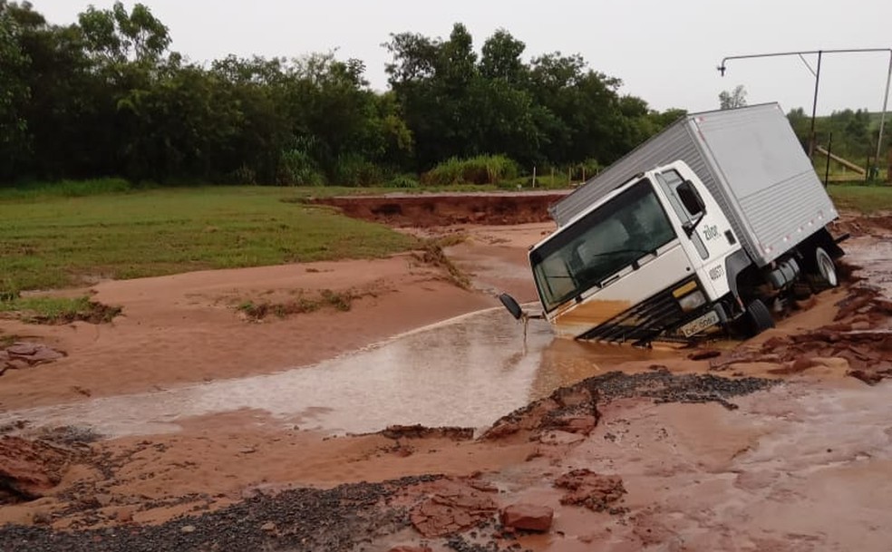 Caminhão ficou atolado na zona rural de Quatá — Foto: Polícia Militar/Divulgação