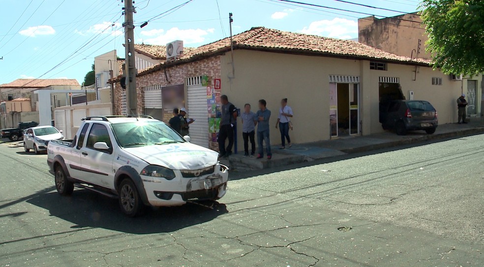 Automóveis colidiram no cruzamento das ruas Barroso e Clodoaldo Freitas, no Centro de Teresina (Foto: TV Clube)