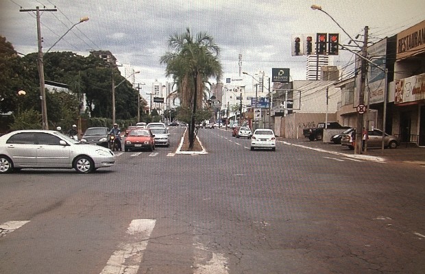 Garota estava no carro com o namorado quando foi morta, em Goiânia, Goiás (Foto: Reprodução/TV Anhanguera)