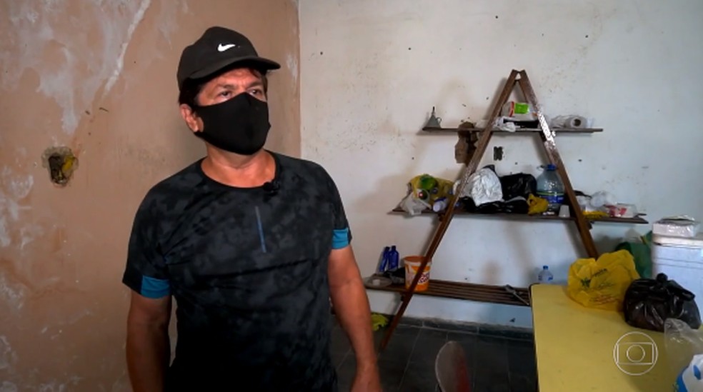 Morador de bairro afetado por afundamento do solo em Maceió, retorna para imóvel condenado — Foto: Reprodução Jornal Nacional