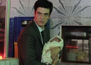 Félix pega bebê da irmã e abandona em uma caçamba de lixo (Foto: TV Globo)