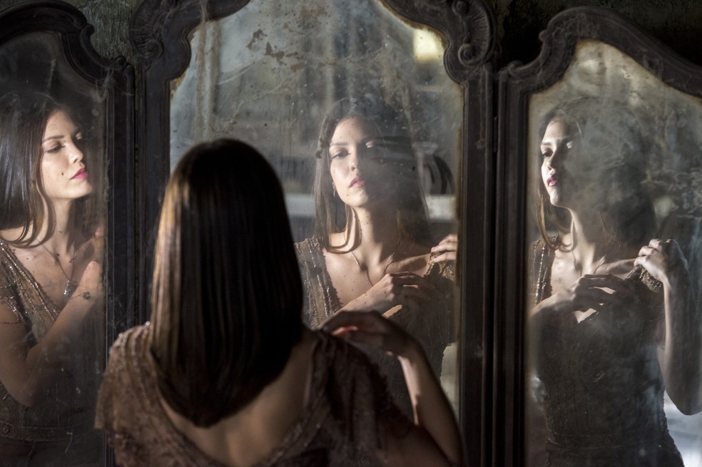 Em frente ao espelho de Julia, Cris tem uma experiência transcendental — Foto: Estevam Avellar / Globo