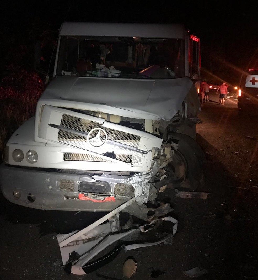 Carro bateu de frente com carreta â€” Foto: PRF-MT/ DivulgaÃ§Ã£o