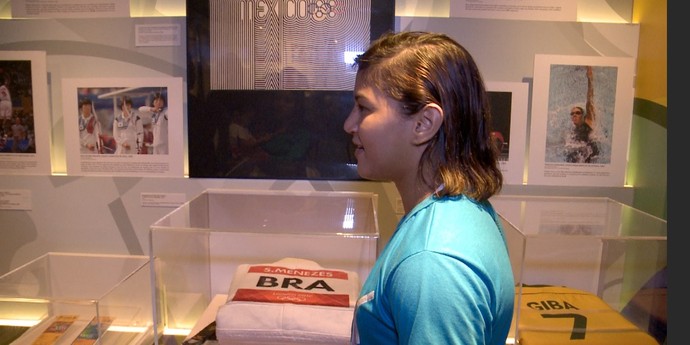 Sarah Menezes revê quimono de Londres, onde foi campeã olímpica  (Foto: TV Clube )