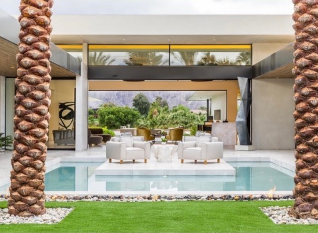 JARDIM INTERNO | Com duas grandes palmeiras e espelho d'água, o jardim interno acaba fazendo parte da própria composição interna da casa (Foto: Reprodução / Instagram)