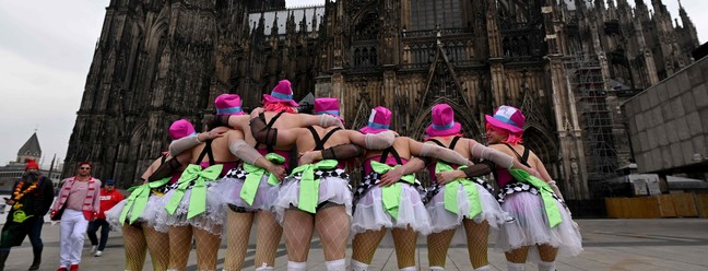 Sem ligar para o frio de menos de 10°C,, foliões aproveitam o carnaval em frente à Catedral de Colônia, na Alemanha — Foto: Ina Fassbender / AFP