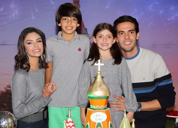 Carol Celico e Kaká com os filhos, Luca e Isabella (Foto: Manuela Scarpa/Brazil News)
