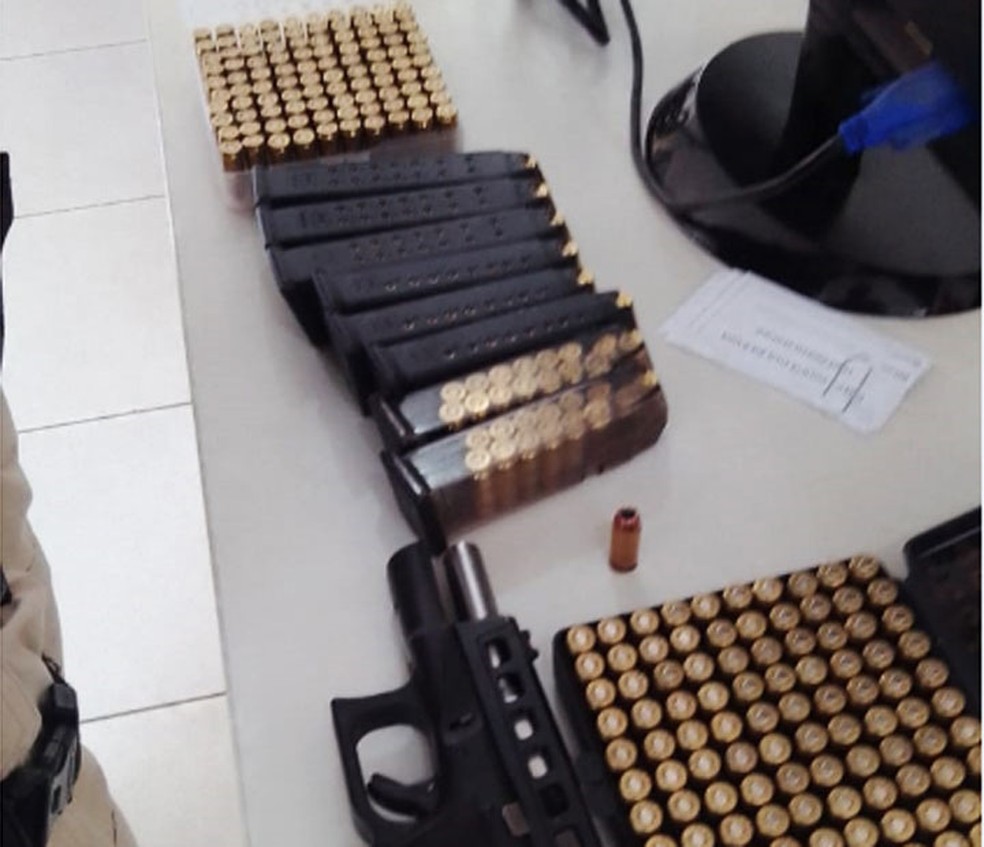 Munições e armas encontradas com suspeito em rodovia na Bahia — Foto: Divulgação/PRF