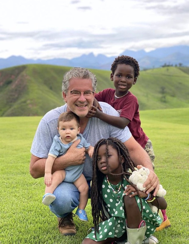 Pai de Giovanna Ewbank com os netos (Foto: Reprodução/Instagram)