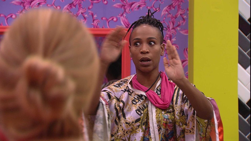 Karol Conká para Kerline: 'Não é legal ficar jogando as pessoas contra o Lucas' — Foto: Globo