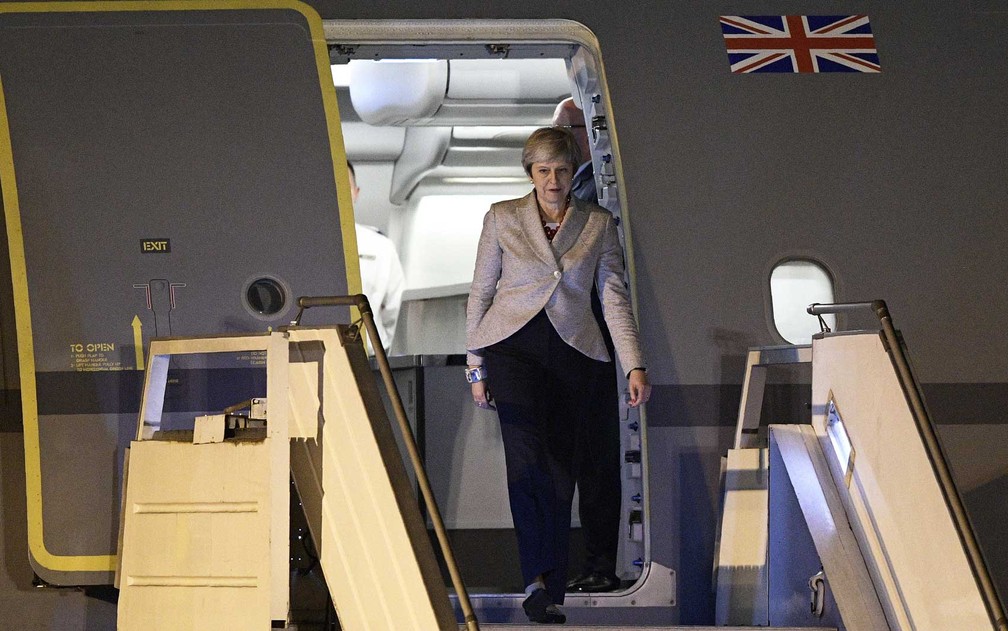A primeira-ministra do Reino Unido Theresa May desembarca no aeroporto internacional de Ezeiza, em Buenos Aires — Foto: Juan Mabromata / AFP Photo