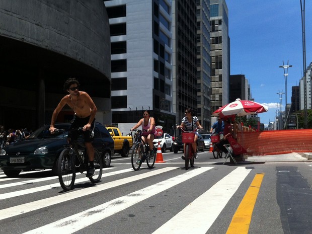 Ciclistas aproveitam a ciclofaixa de lazer da Avenida Paulista para se exercitar no aniversário de SP (Foto: Paulo Toledo Piza/G1)