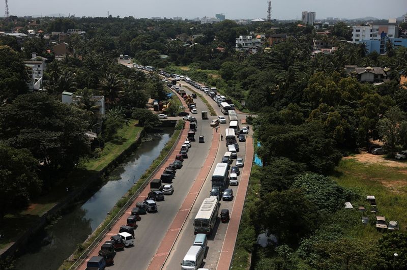 Filas para abastecimento de diesel em Colombo, capital do Sri Lanka, um dos locais afetados. (Foto: Reuters via BBC News)