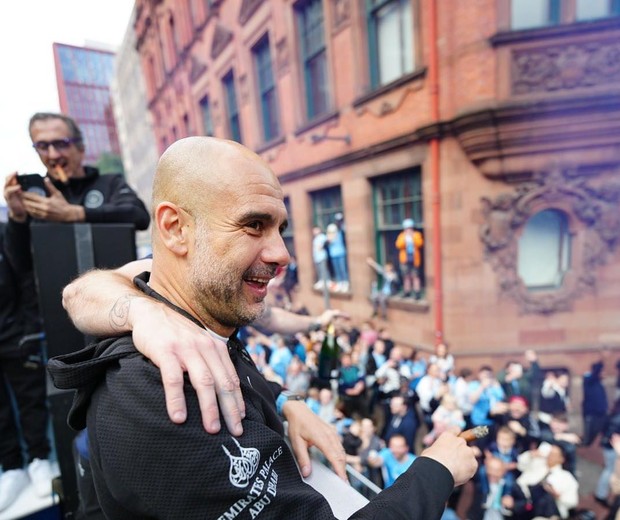 Pep Guardiola com um charuto na comemoração da Premier League pelo Manchester City (Foto: Reprodução / Instagram)
