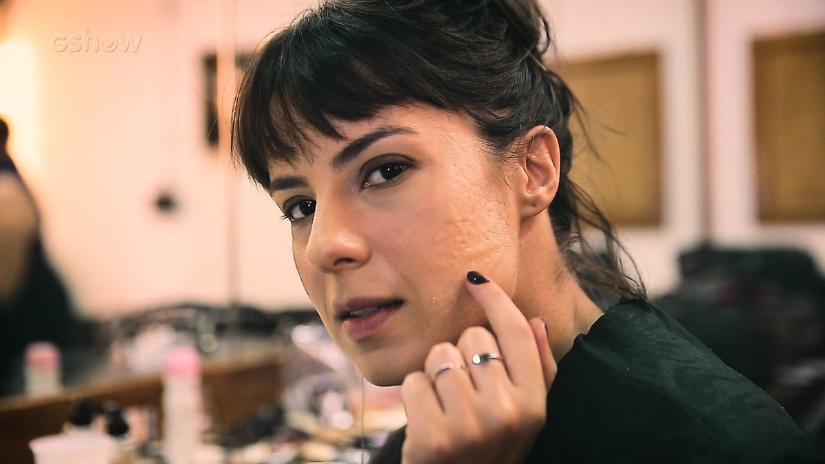 Andreia Horta mostra como é feita a cicatriz de sua personagem em