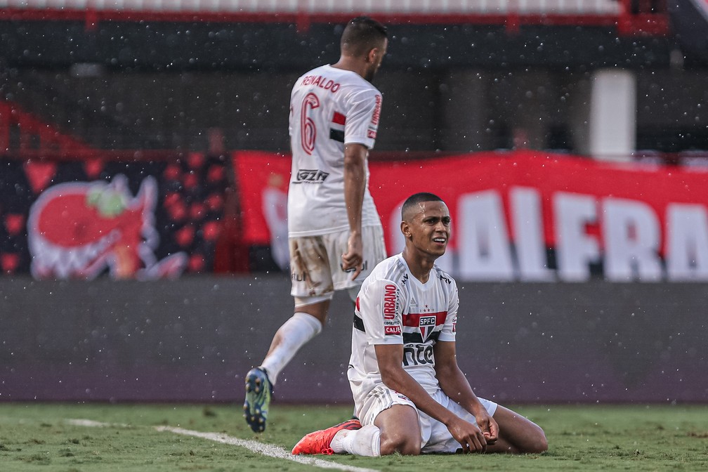 Bruno Alves e Reinaldo lamentam derrota do São Paulo para o Atlético-GO — Foto: HEBER GOMES/AGIF - AGÊNCIA DE FOTOGRAFIA/ESTADÃO CONTEÚDO