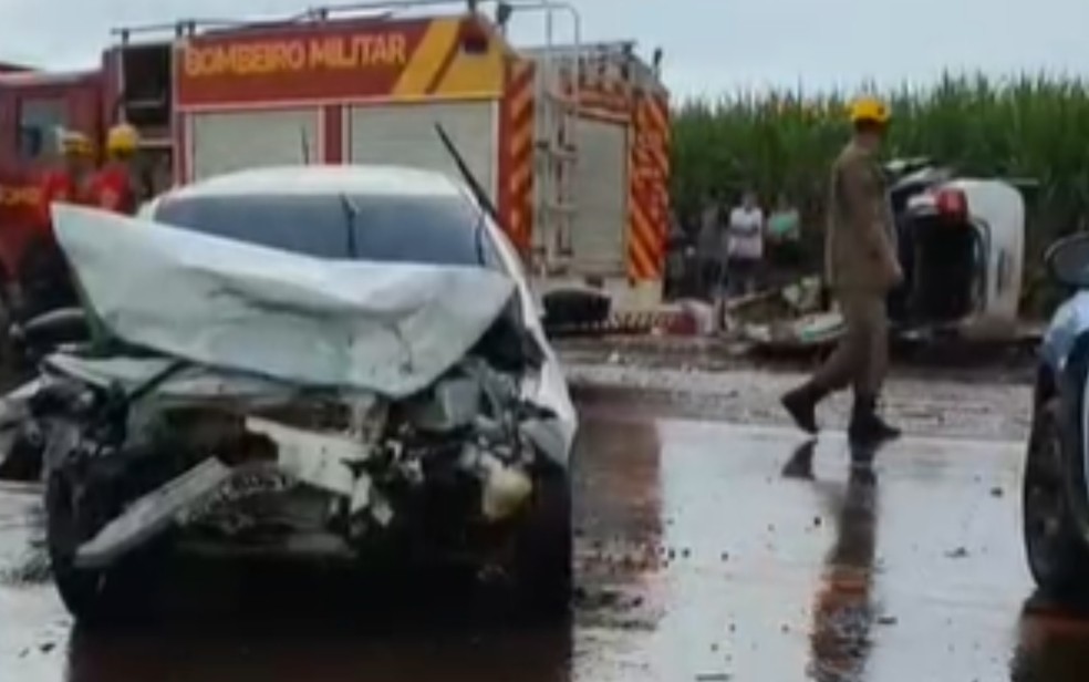 Acidente entre dois carros deixa pessoa morta e feridos na GO-409, perto de Maurilndia, Gois  Foto: Reproduo/Portal Santa Helena Agora (imagens cedidas)