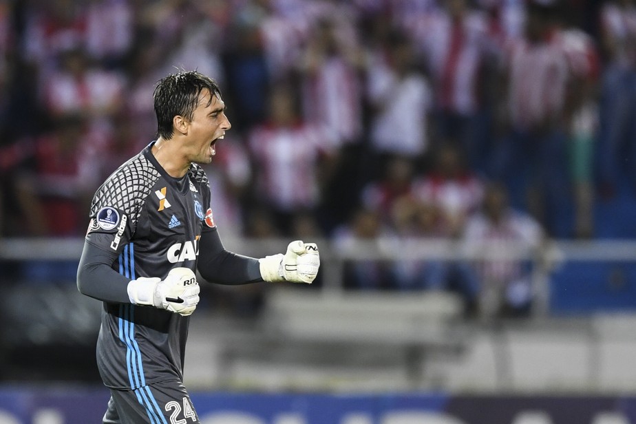 Sai que é tua, César! Goleiro supera cãibras e falta de ritmo para ser herói do Fla
