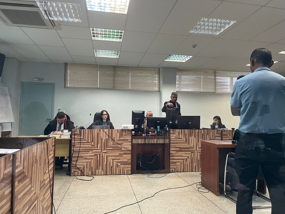 Juiz Alesson Braz explica os trâmites do 2º dia do júri de Hitalo Gouveia — Foto: Iryá Rodrigues/g1 Acre